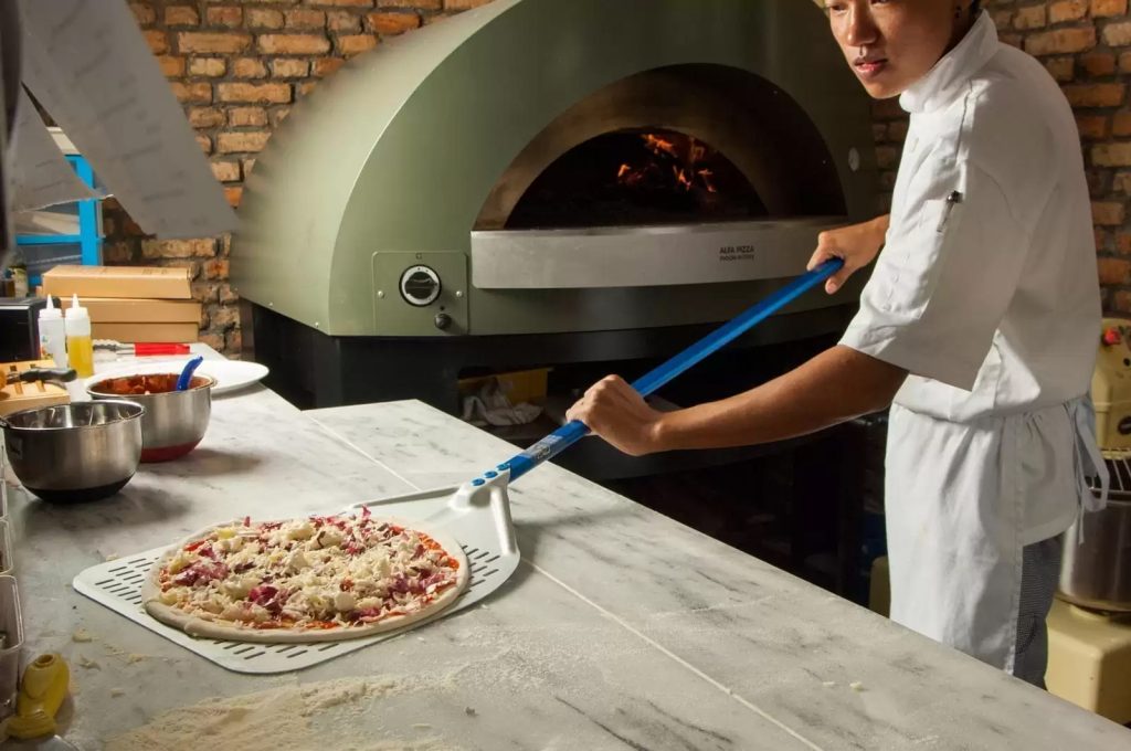 فر پیتزا ایتالیایی صنعتی در آشپزخانه صنعتی